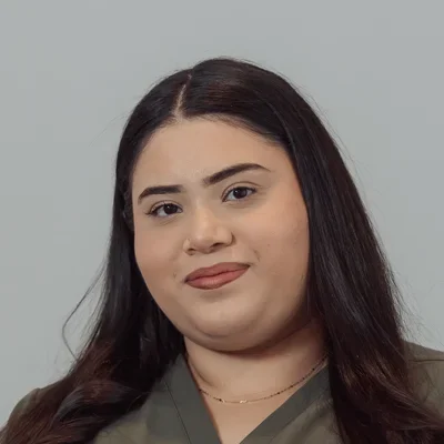 A headshot photo of Samantha